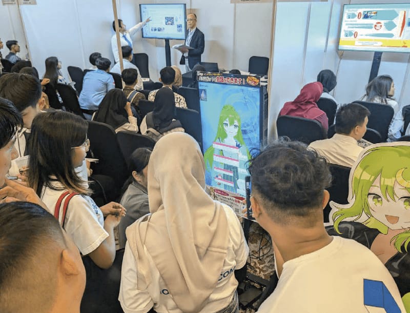海外セミナー会場でのAIアバターAICOのデモンストレーション