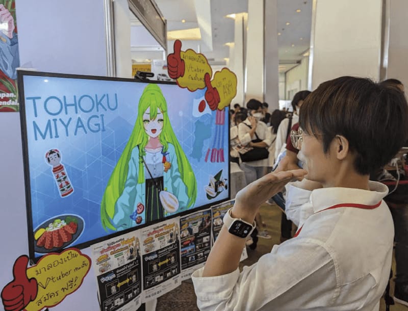 タイの商業施設で宮城県PRのAIアバターに話しかける来場者