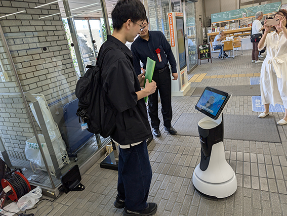 静岡市庁内でのロボット接客シーン